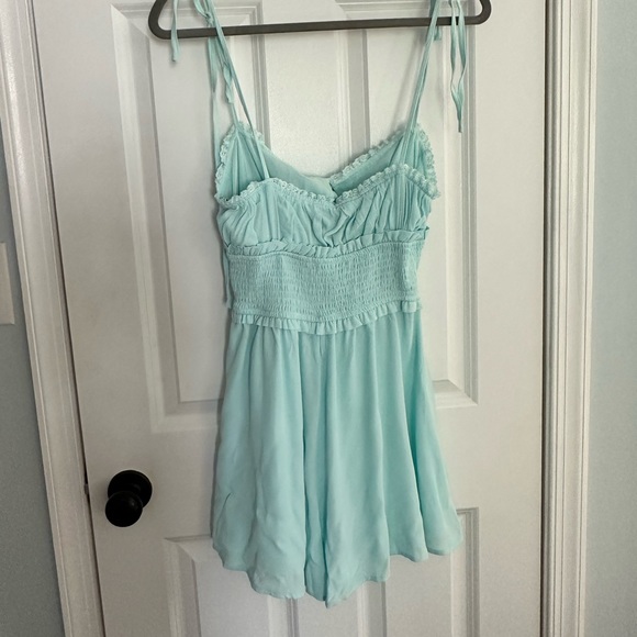 BABY BLUE FOREVER 21 ROMPER✨🧚♀️🦋🤍 (PERFECT CONDITION) SIZE MEDIUM - Picture 2 of 3